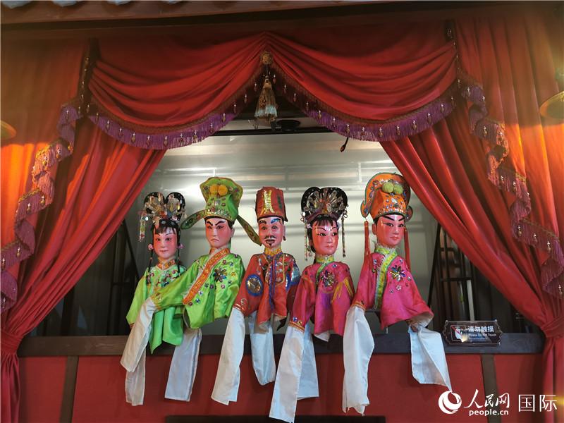 3D公仔戲臺(tái)。人民網(wǎng)記者 符園園攝