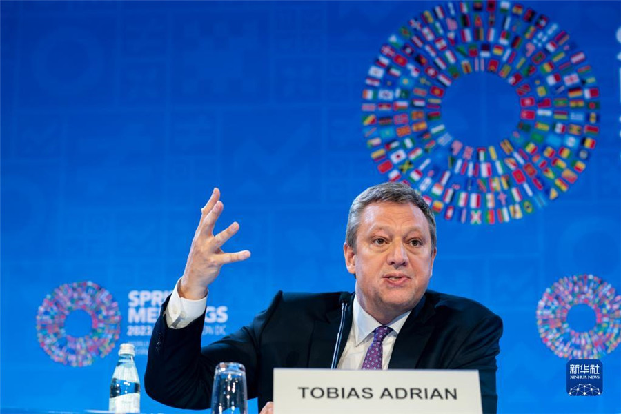 4月11日，在美國華盛頓，IMF貨幣與資本市場部主任托比亞斯·阿德里安出席記者會。新華社記者 劉杰 攝