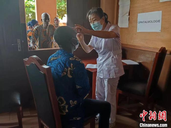 義診現(xiàn)場(chǎng)。　中國(guó)(寧夏)第26批援貝寧醫(yī)療隊(duì) 供圖