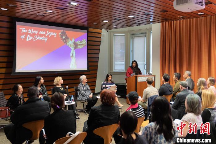 4月11日，紐約市立大學(xué)麥考利榮譽(yù)學(xué)院院長達(dá)拉·伯恩主持劉士銘雕塑作品《想飛的人》收藏揭幕儀式?！⑹裤懰囆g(shù)基金會 供圖