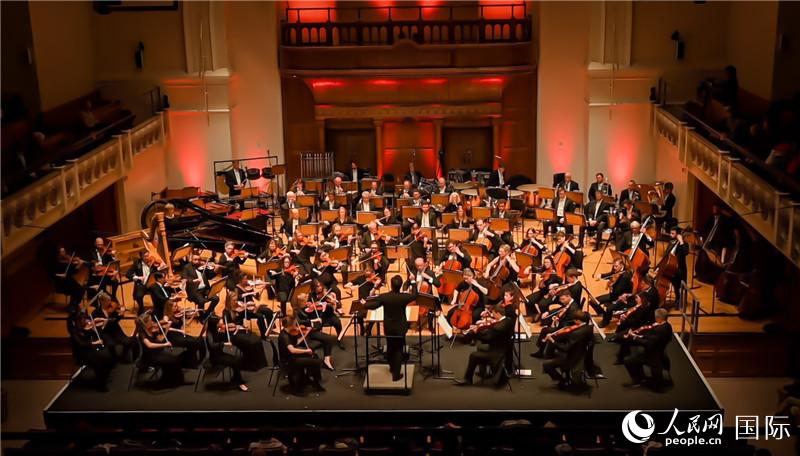 “東西之間”交響音樂(lè)會(huì)在倫敦舉辦。人民網(wǎng) 郭錦標(biāo)攝