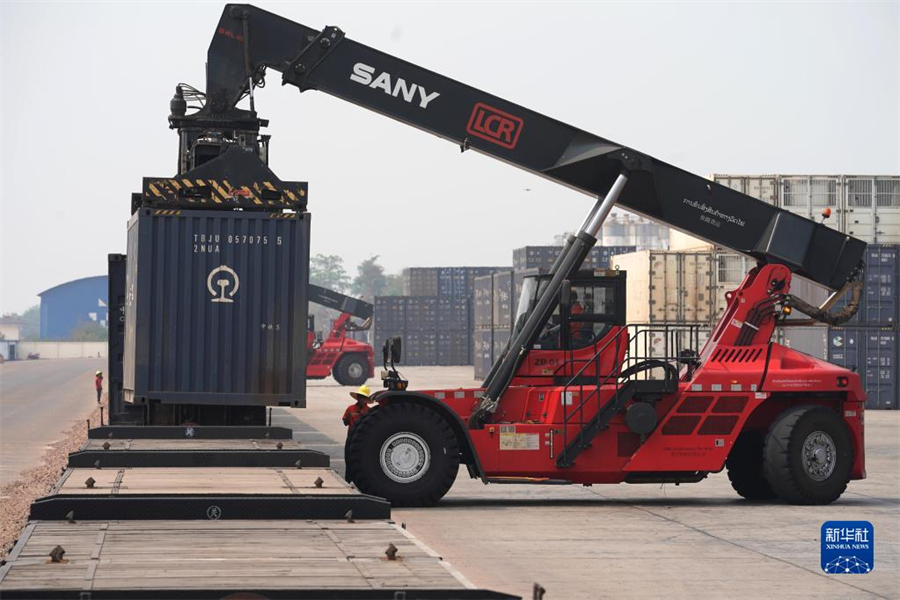 4月15日，老中鐵路有限公司的工人在老撾萬象南站裝載貨物。萬象南站是中老鐵路老撾段主要貨運(yùn)站，靠近老撾與泰國邊境。因其獨(dú)特的地理位置和物流轉(zhuǎn)運(yùn)配送區(qū)位優(yōu)勢，萬象南站成為中老泰等國貨物中轉(zhuǎn)的“旱碼頭”。新華社記者 邢廣利 攝