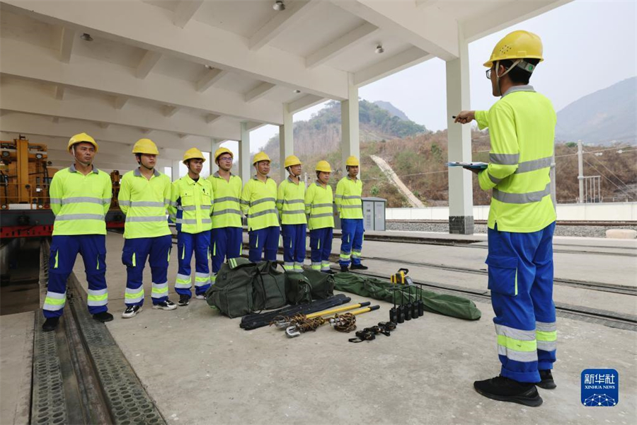 4月17日，瑯勃拉邦維保管理中心的工人在老撾瑯勃拉邦站附近進行接觸網(wǎng)維修保養(yǎng)演練?，槻罹S保管理中心由中國鐵路昆明局集團公司普洱基礎(chǔ)設(shè)施段按異地車間管理，根據(jù)昆明鐵路局與老中鐵路有限公司簽訂的中老鐵路固定設(shè)備維管合同，負(fù)責(zé)老撾境內(nèi)磨丁至萬象南段工務(wù)、供電、信號等固定設(shè)備養(yǎng)護維修及管理工作。新華社記者 邢廣利 攝