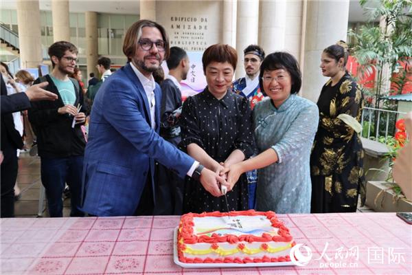 活動現(xiàn)場，田敏總領(lǐng)事與里約天主教大學孔子學院中外方院長共同切蛋糕祝賀中文日活動成功舉辦。人民網(wǎng)記者時元皓 攝