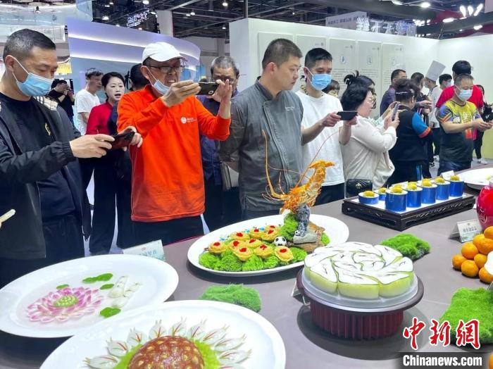 游客對(duì)展品充滿興趣?！⊥糨W文 攝