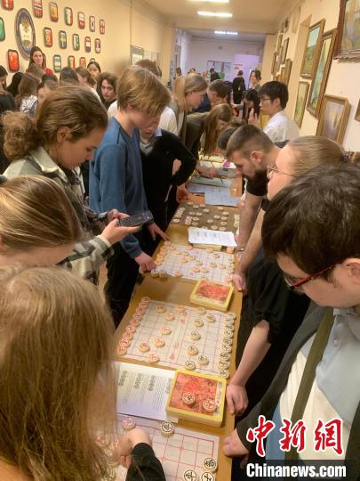 4月21日，莫斯科國立語言大學(xué)孔子學(xué)院附屬中學(xué)舉辦“國際中文日”活動(dòng)，學(xué)生們學(xué)習(xí)中國象棋。　莫斯科國立語言大學(xué)孔子學(xué)院 供圖