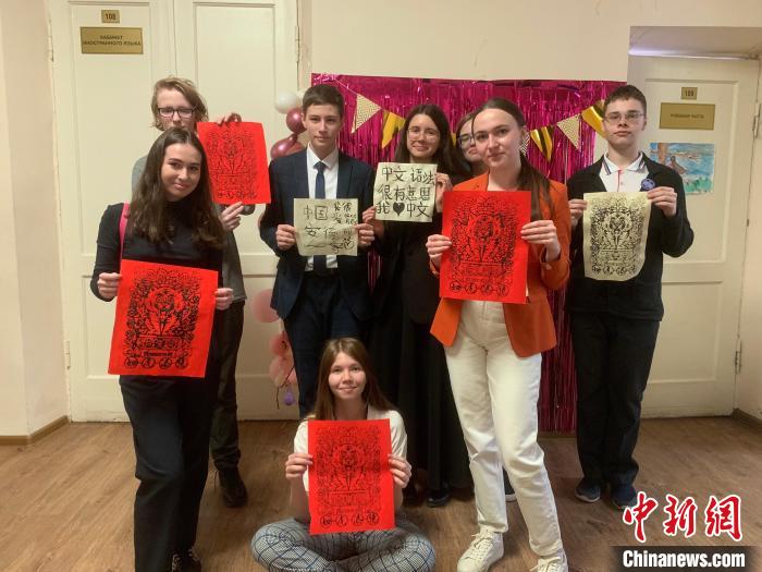 4月21日，莫斯科國立語言大學(xué)孔子學(xué)院附屬中學(xué)舉辦“國際中文日”活動(dòng)，學(xué)生們展示自己的學(xué)習(xí)成果?！∧箍茋⒄Z言大學(xué)孔子學(xué)院 供圖