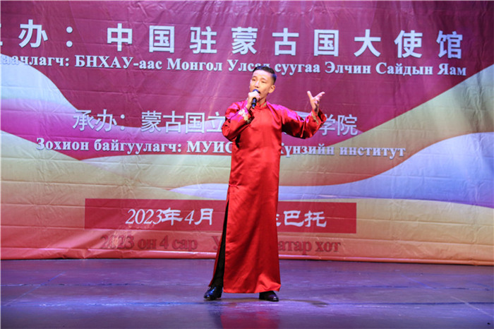 一等獎選手賀希格中學(xué)的包勒爾德表演貫口《玲瓏塔》。蒙古國立大學(xué)孔子學(xué)院供圖