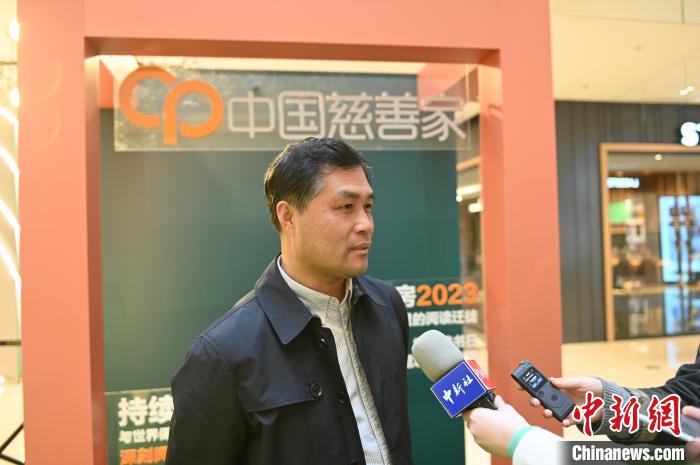 薛濤接受采訪?！∮诤Ｑ?攝