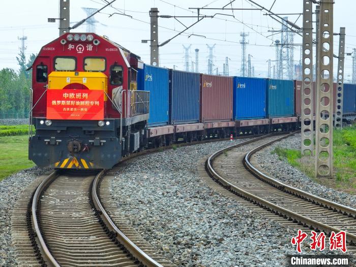 中歐班列長安號俄羅斯菜籽油回程石羊集團專列順利抵達西安國際港站?！∥靼矅H港務區(qū)供圖