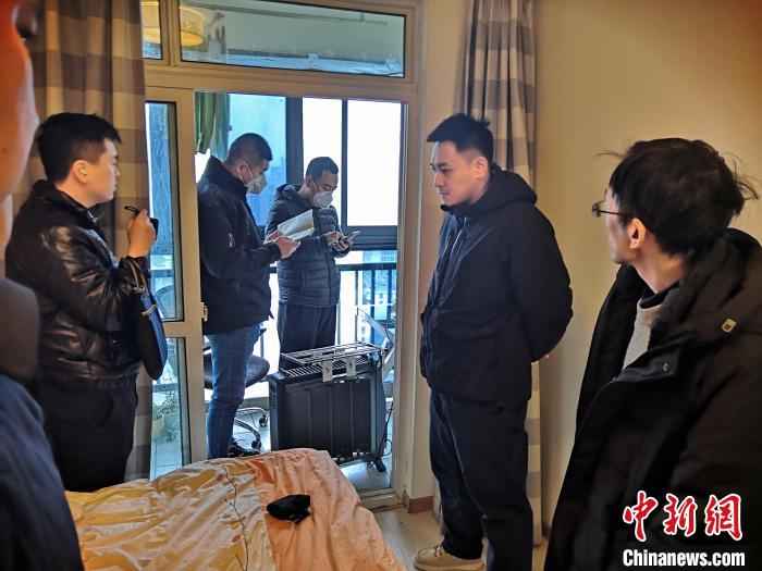 丹東市公安局民警抓捕犯罪嫌疑人，在其家中進(jìn)行搜查?！〉|市公安局供圖