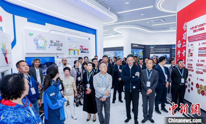 僑商、僑胞們考察金漪湖科創(chuàng)智造平臺重大基礎(chǔ)設(shè)施項目。　主辦方供圖