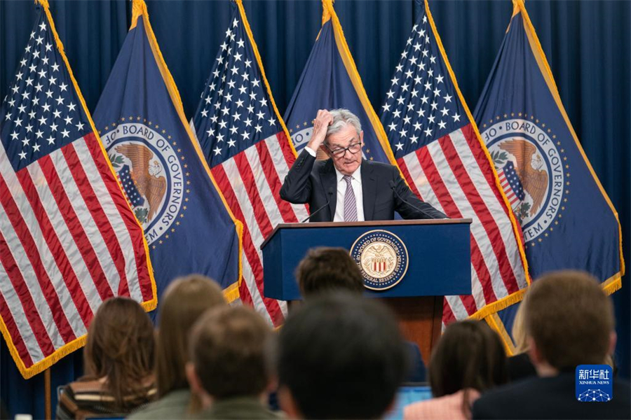5月3日，美國聯(lián)邦儲備委員會主席鮑威爾在華盛頓出席新聞發(fā)布會。美國聯(lián)邦儲備委員會3日結(jié)束為期兩天的貨幣政策會議，宣布再次將聯(lián)邦基金利率目標(biāo)區(qū)間上調(diào)25個基點到5%至5.25%之間。新華社記者劉杰攝