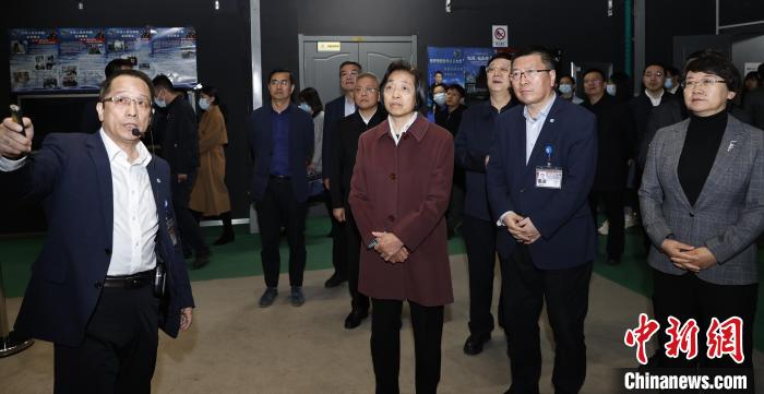 臺盟中央主席蘇輝近日率調(diào)研組赴吉林、遼寧開展重點考察調(diào)研。圖為在中航工業(yè)沈陽飛機設(shè)計研究所調(diào)研?！∨_盟中央供圖