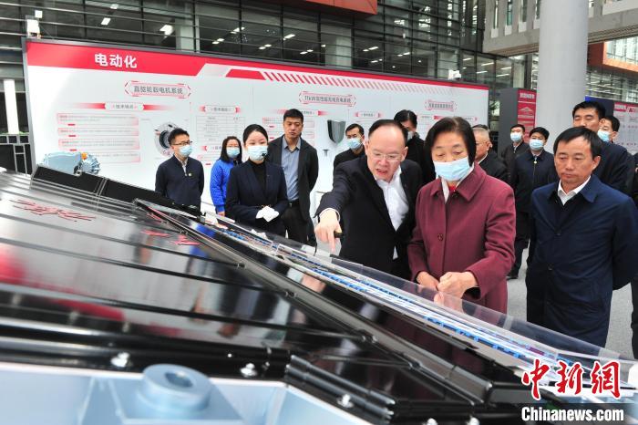 臺盟中央主席蘇輝近日率調(diào)研組赴吉林開展重點考察調(diào)研。圖為在中國第一汽車集團有限公司調(diào)研?！「啐埌?攝