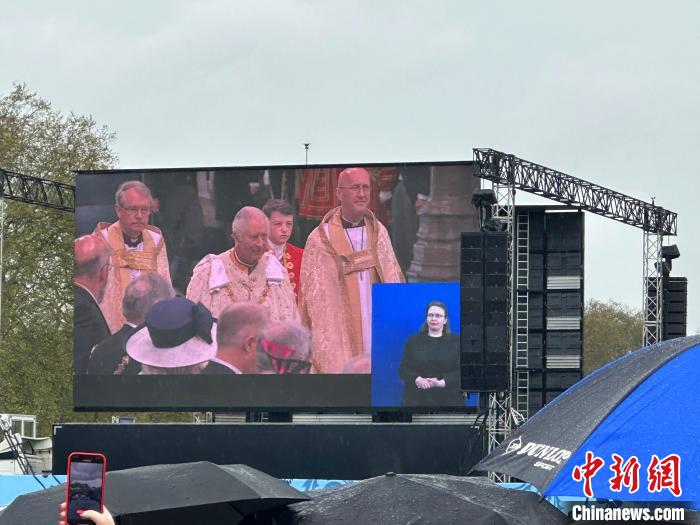 當(dāng)?shù)貢r間5月6日，英國國王查爾斯三世的加冕儀式舉行。民眾雨中觀看儀式?！W陽開宇 攝