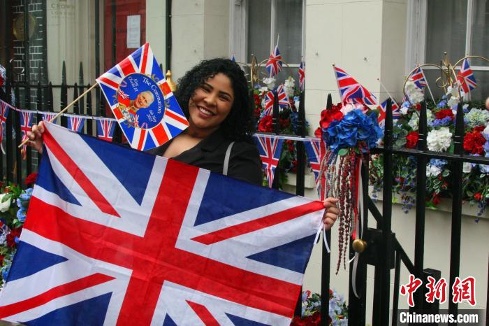 當(dāng)?shù)貢r間5月6日，英國國王查爾斯三世的加冕儀式舉行。圖為前往觀禮區(qū)的民眾。　張平 攝