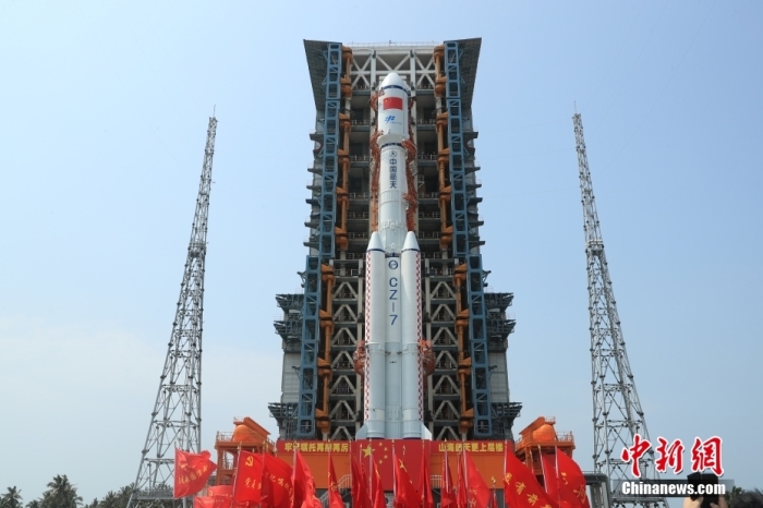 圖為轉(zhuǎn)運(yùn)現(xiàn)場。攝影 邱立軍 黃國暢