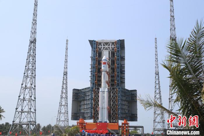 北京時(shí)間5月7日，天舟六號(hào)貨運(yùn)飛船與長征七號(hào)遙七運(yùn)載火箭組合體垂直轉(zhuǎn)運(yùn)至發(fā)射區(qū)?！∏窳④?黃國暢 攝