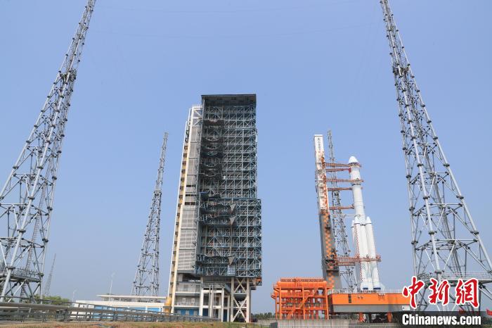 北京時(shí)間5月7日，天舟六號(hào)貨運(yùn)飛船與長征七號(hào)遙七運(yùn)載火箭組合體垂直轉(zhuǎn)運(yùn)至發(fā)射區(qū)?！∏窳④?黃國暢 攝