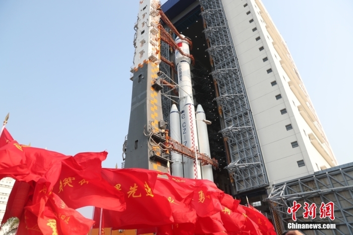 圖為轉(zhuǎn)運(yùn)現(xiàn)場(chǎng)。攝影 邱立軍 黃國(guó)暢