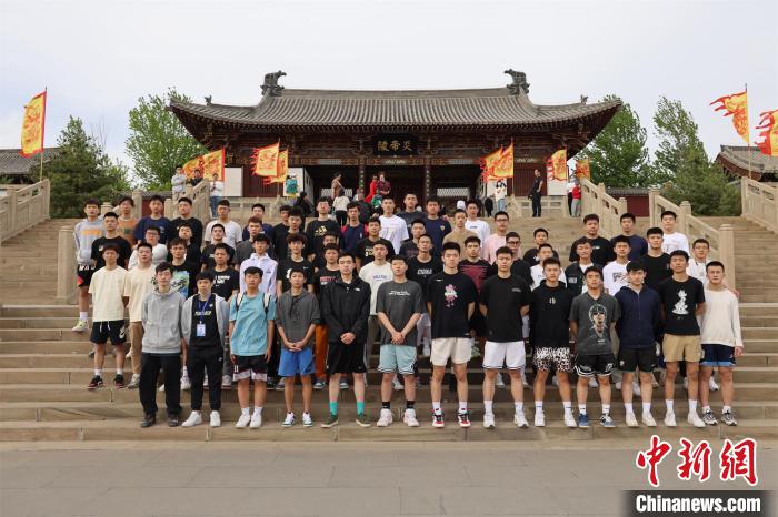 比賽結束后，兩岸學生參訪高平炎帝陵?！≈鬓k方供圖