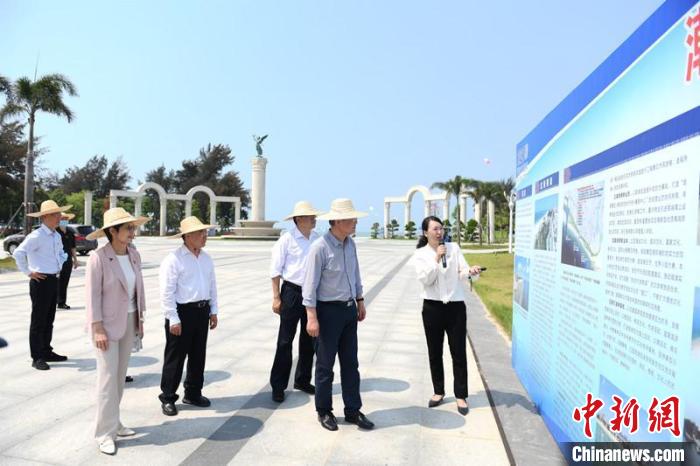 圖為蔡達(dá)峰一行了解北海銀灘景區(qū)改造提升工程情況?！×趾?攝