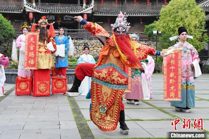 “00后”戲曲演員在楓香瑤寨表演溆浦辰河目連戲?！钊A峰 攝