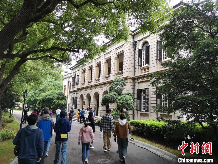 新階層人士參觀英國(guó)駐滬領(lǐng)事館?！》队畋?攝