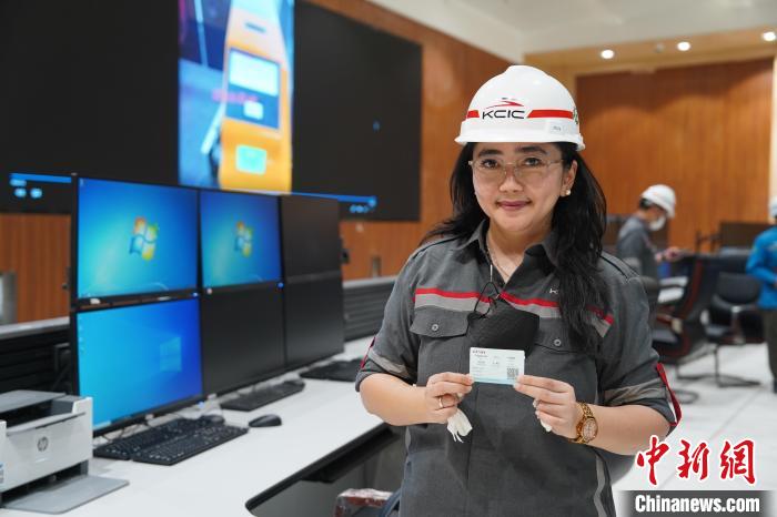 5月8日，客票系統(tǒng)負責人展示樣票。趙玅圓 攝