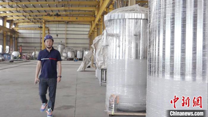 汪光典在不銹鋼罐體生產(chǎn)車間?！垈髅?攝