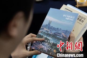 參展觀眾閱讀浙江文旅手冊(cè)?！《≌裾?攝
