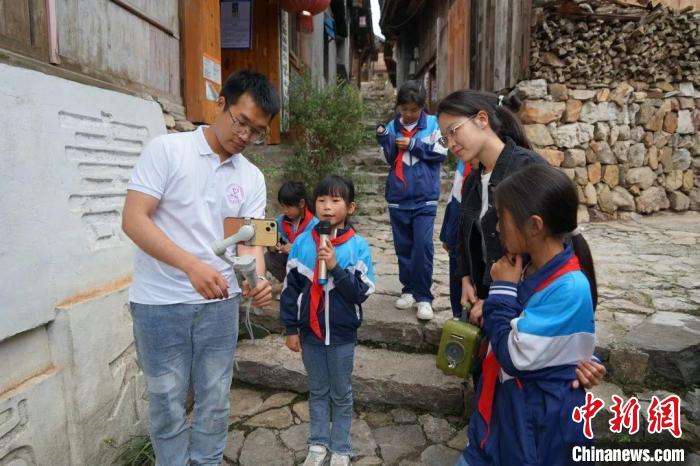 杜曉帆與該中心教師團(tuán)隊(duì)積極探索文化遺產(chǎn)方法論，深耕鄉(xiāng)村遺產(chǎn)領(lǐng)域。　復(fù)旦大學(xué)國(guó)土與文化資源研究中心供圖