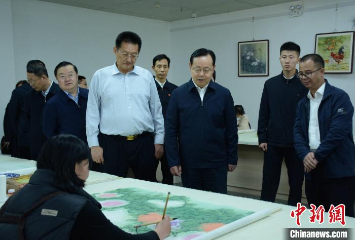 致公黨中央主席蔣作君近日率調(diào)研組赴山東開展重點考察調(diào)研。圖為在菏澤市巨野縣書畫院調(diào)研。　呂妍 攝