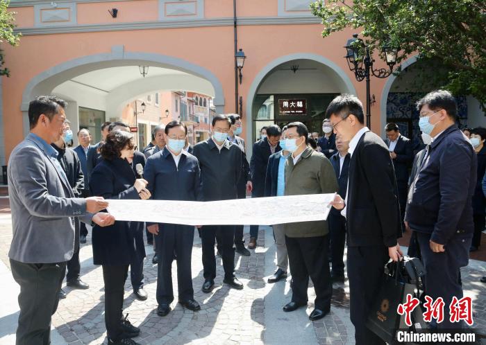 致公黨中央主席蔣作君近日率調(diào)研組赴天津開展重點考察調(diào)研。圖為在佛羅倫薩小鎮(zhèn)調(diào)研。　劉俊蒼 攝