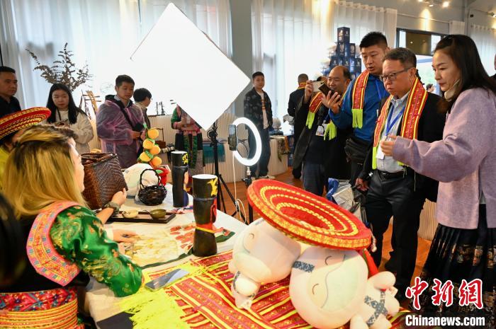 東盟國家媒體記者了解雪峰山非遺出海直播?！堊?攝