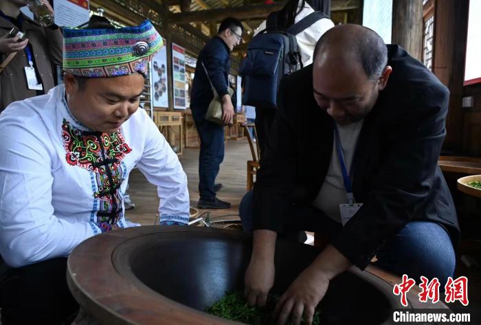 東盟國家媒體記者了解制茶工藝?！堊?攝