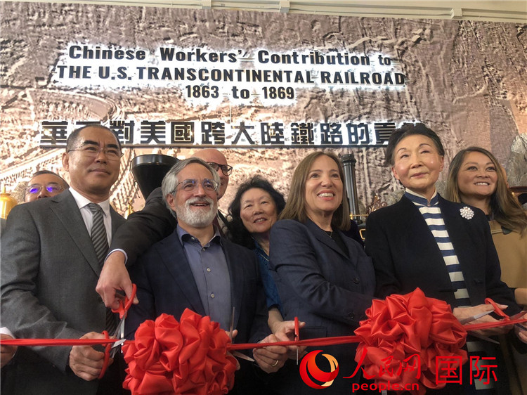 圖為（從右到左）方李邦琴、加州副州長康依蓮、舊金山市議長佩斯金、中國駐舊金山副總領(lǐng)事潘慶江在剪彩。人民網(wǎng)記者 鄧圩攝