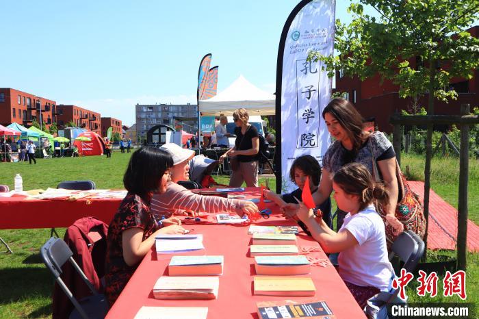 孩子們?cè)诠ぷ鞣粚W(xué)習(xí)剪紙?！◆斻肟鬃訉W(xué)院供圖