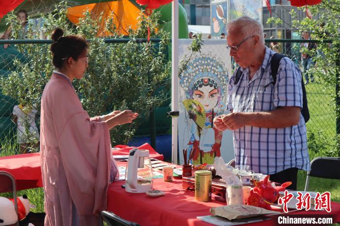 當(dāng)?shù)孛癖妳⒓又袊?guó)茶介紹和品茶活動(dòng)。　魯汶孔子學(xué)院供圖