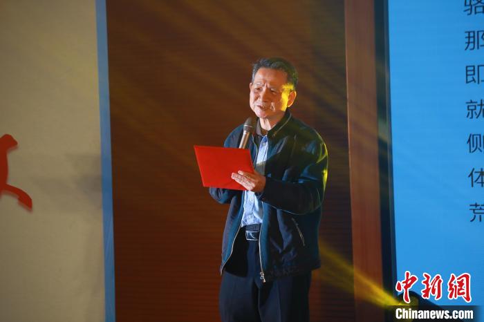 臺灣詩人白靈帶來了一首自創(chuàng)的詩歌《大戈壁》?！￠}南師范大學(xué)供圖