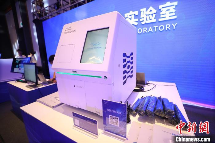 圖為發(fā)布會(huì)上展示的科技產(chǎn)品?！±祖I 攝