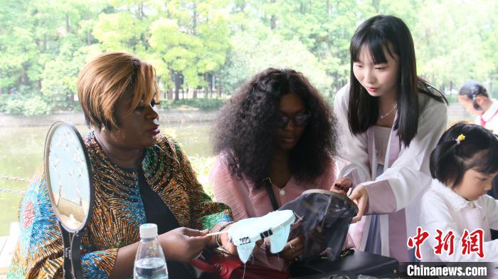 外交官們體驗做團扇?！∪A東師范大學供圖