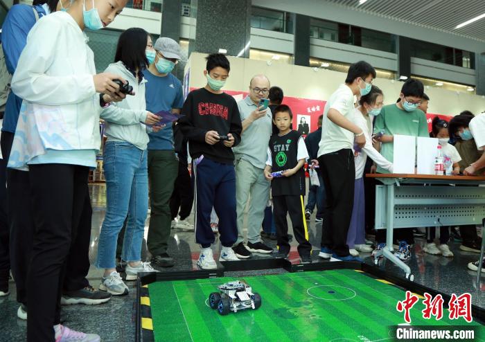 中科院計算所“神計妙算”公眾科學(xué)日活動現(xiàn)場?！≈锌圃河嬎闼?供圖