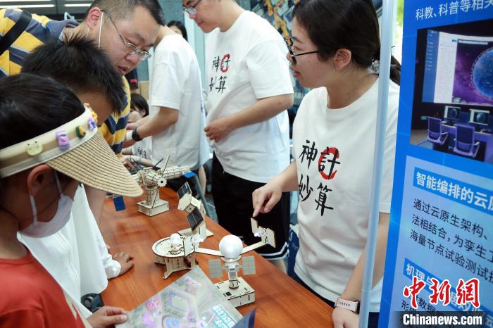 中科院計算所“神計妙算”公眾科學(xué)日活動現(xiàn)場?！≈锌圃河嬎闼?供圖
