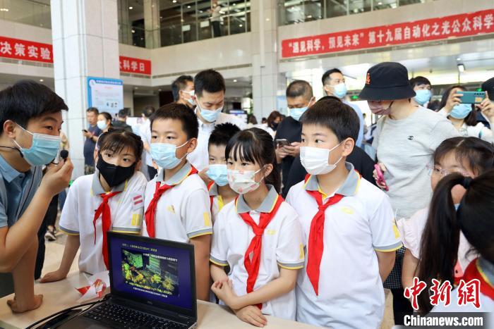 中科院自動化所“自動化之光”公眾科學(xué)日活動現(xiàn)場?！≈锌圃鹤詣踊?供圖