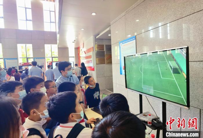 中科院自動化所“自動化之光”公眾科學(xué)日活動現(xiàn)場?！≈锌圃鹤詣踊?供圖