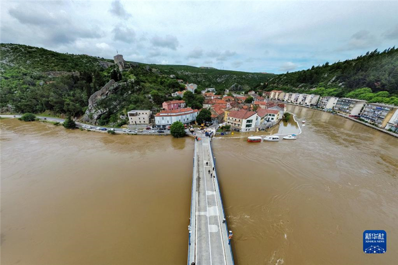 這是5月15日在克羅地亞奧布羅瓦茨拍攝的雨后水位暴漲的茲爾馬尼亞河。新華社發(fā)（Pixsell圖片社/西梅·澤利克攝）