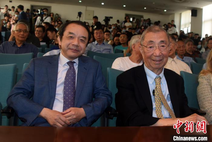 高能論壇開(kāi)始前，丁肇中先生(右)與主持論壇的中科院高能所所長(zhǎng)王貽芳院士合影?！?lt;a target='_blank' href='/'><p  align=