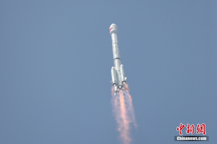 5月17日10時49分，我國在西昌衛(wèi)星發(fā)射中心用長征三號乙運載火箭，成功發(fā)射第五十六顆北斗導(dǎo)航衛(wèi)星。該衛(wèi)星屬地球靜止軌道衛(wèi)星，是我國北斗三號工程的首顆備份衛(wèi)星。入軌并完成在軌測試后，將接入北斗衛(wèi)星導(dǎo)航系統(tǒng)。此次發(fā)射是北斗三號工程高密度組網(wǎng)之后，時隔3年的首發(fā)任務(wù)。朱磊 攝